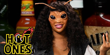 SZA Bugs Out While Eating Spicy Wings